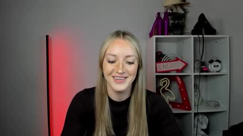 Snapshot of evelynblond chatting on 05.22.26 evelynblond online show from 05.22.26