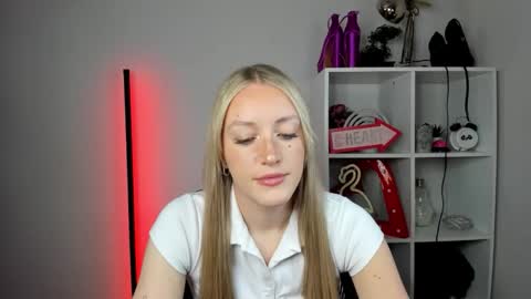 Snapshot of evelynblond chatting on 05.25.26 evelynblond online show from 05.25.26