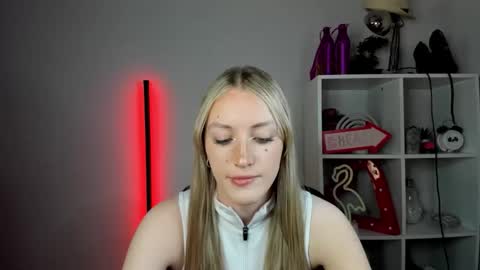 Snapshot of evelynblond chatting on 05.26.26 evelynblond online show from 05.26.26