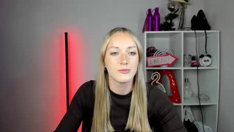 Snapshot of evelynblond chatting on 05.27.26 evelynblond online show from 05.27.26