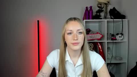 Snapshot of evelynblond chatting on 05.28.26 evelynblond online show from 05.28.26