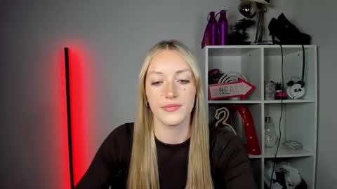 Snapshot of evelynblond chatting on 05.29.26 evelynblond online show from 05.29.26