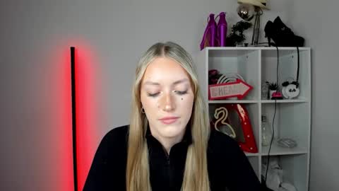 Snapshot of evelynblond chatting on 06.01.26 evelynblond online show from 06.01.26