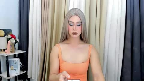 Snapshot of expensive_elise chatting on 02.13.26 expensive_elise online show from 02.13.26