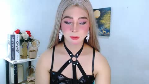 Snapshot of expensive_elise chatting on 04.19.26 expensive_elise online show from 04.19.26