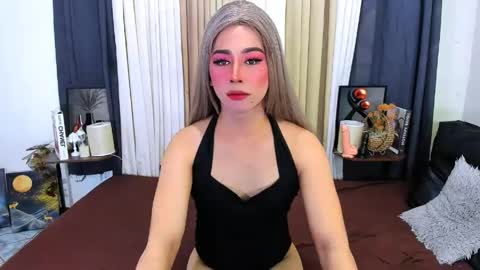 Snapshot of expensive_elise chatting on 05.16.26 expensive_elise online show from 05.16.26
