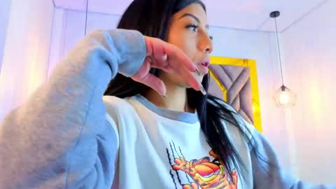 Snapshot of ey_im_simone_ chatting on 05.25.26 online show from 05.25.26