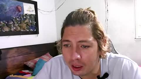 Snapshot of eyesgreenman chatting on 12.01.25 eyesgreenman online show from 12.01.25