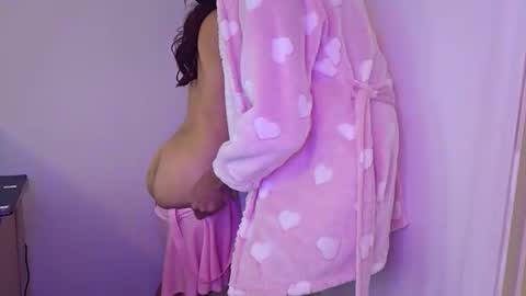 Snapshot of fantazy_island chatting on 12.01.25 mike anglo online show from 12.01.25