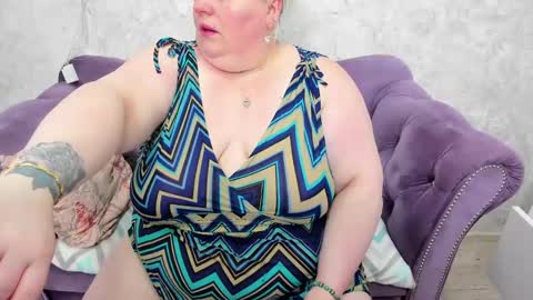 Snapshot of fashiona chatting on 01.07.25 fashiona online show from 01.07.25