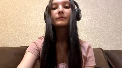Aurora 18yo online show from 11.30.25