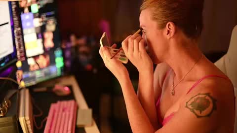 Snapshot of fayeholloway chatting on 09.21.25 Faye Holloway online show from 09.21.25