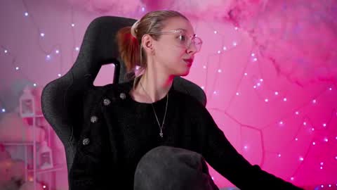 Snapshot of filipinaadams chatting on 03.08.25 cap and Lana  online show from 03.08.25