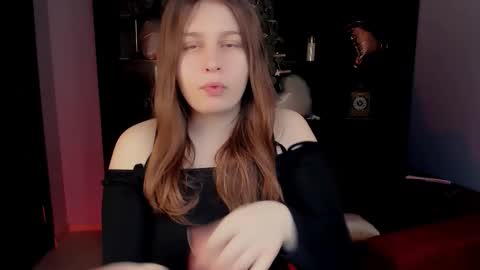 Snapshot of fioramarmoris chatting on 02.18.26 fiora online show from 02.18.26