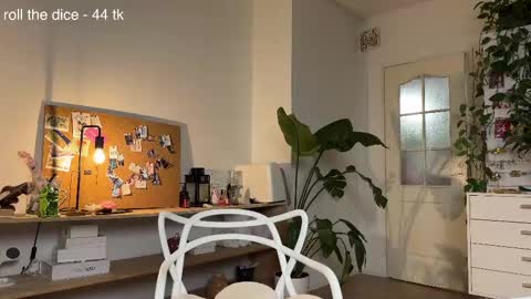 Snapshot of flaming_hotty chatting on 02.16.25 Eva online show from 02.16.25