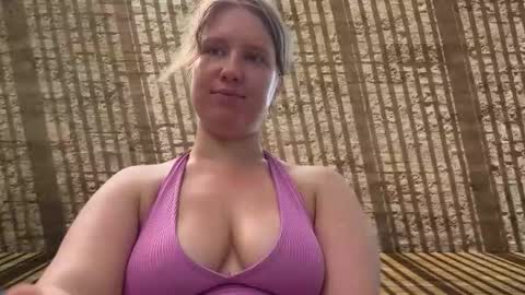 Snapshot of fluffy_bunnyxxx chatting on 04.15.26 fluffy_bunnyxxx online show from 04.15.26