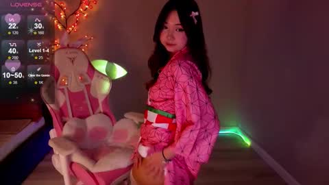 Snapshot of fluffy_rose chatting on 10.31.25 Rose online show from 10.31.25