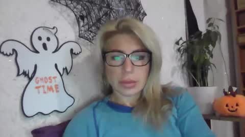 fox_red_lady7 online show from 10.27.25