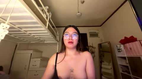 Snapshot of foxieeealona chatting on 05.14.26 Alicia Baby online show from 05.14.26