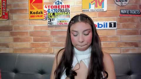 Snapshot of foxy_antonela chatting on 05.19.26 Miss Antonela online show from 05.19.26