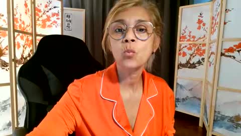 Snapshot of francelune chatting on 06.10.26 francelune online show from 06.10.26