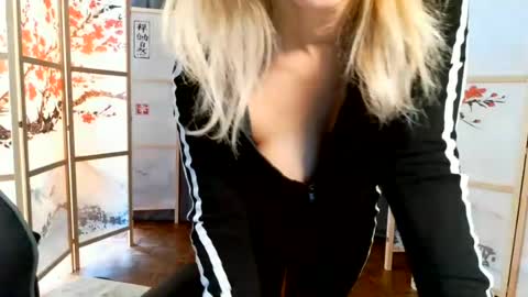 Snapshot of francelune chatting on 06.13.26 francelune online show from 06.13.26