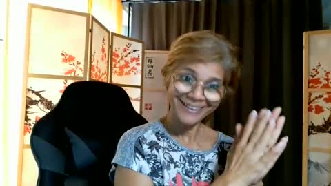 Snapshot of francelune chatting on 06.16.26 francelune online show from 06.16.26