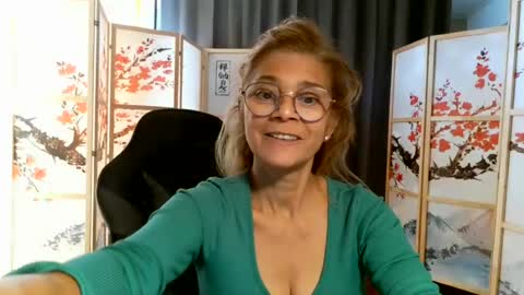 Snapshot of francelune chatting on 07.06.26 francelune online show from 07.06.26