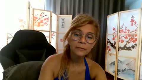 Snapshot of francelune chatting on 07.08.26 francelune online show from 07.08.26