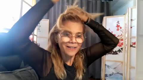 Snapshot of francelune chatting on 07.17.26 francelune online show from 07.17.26