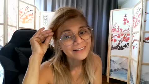 Snapshot of francelune chatting on 07.21.26 francelune online show from 07.21.26