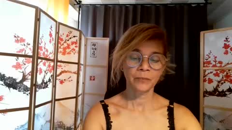 Snapshot of francelune chatting on 07.25.26 francelune online show from 07.25.26