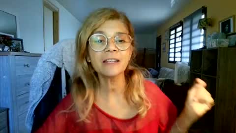 Snapshot of francelune chatting on 08.01.26 francelune online show from 08.01.26