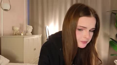 Snapshot of francessmason chatting on 02.13.26 Marybrown eye Katy gray eye online show from 02.13.26