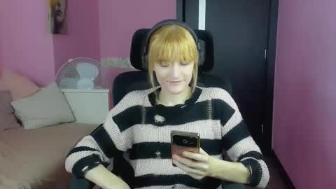 Snapshot of frankie_reese chatting on 11.11.25 Frankie online show from 11.11.25