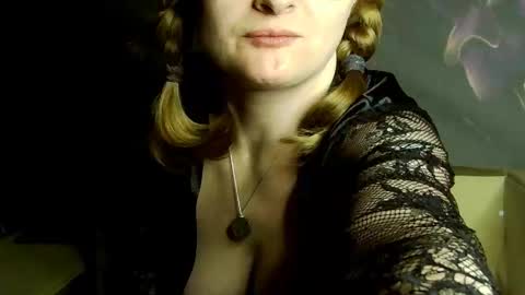 Snapshot of frauket chatting on 10.21.25 FrauKet online show from 10.21.25