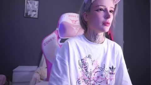 Snapshot of fraulein_mooon chatting on 01.08.26 Asya UwU online show from 01.08.26