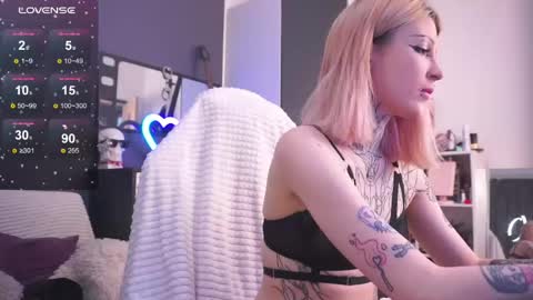 Snapshot of fraulein_mooon chatting on 05.30.26 Asya UwU online show from 05.30.26