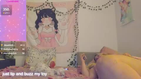 Snapshot of freakcute_friends chatting on 09.17.25 Alice online show from 09.17.25