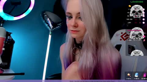 Snapshot of frida_fortune chatting on 01.28.25 Frida A boost to fortune for the one who gives a thumbs up and a bonus lucky for those who support me by joining the fanclub online show from 01.28.25