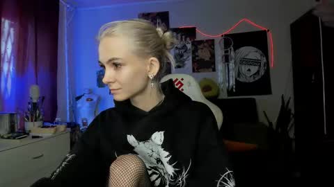 Snapshot of frida_fortune chatting on 09.24.25 Frida A boost to fortune for the one who gives a thumbs up and a bonus lucky for those who support me by joining the fanclub online show from 09.24.25