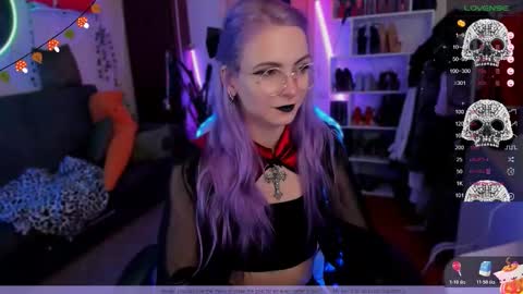 Snapshot of frida_fortune chatting on 10.29.25 Frida A boost to fortune for the one who gives a thumbs up and a bonus lucky for those who support me by joining the fanclub online show from 10.29.25