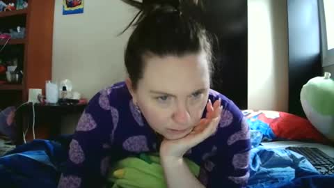 Snapshot of fuzzypeaches87 chatting on 04.21.26 fuzzypeaches87 online show from 04.21.26