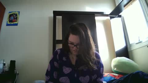 Snapshot of fuzzypeaches87 chatting on 04.22.26 fuzzypeaches87 online show from 04.22.26