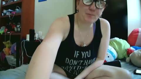 Snapshot of fuzzypeaches87 chatting on 04.23.26 fuzzypeaches87 online show from 04.23.26