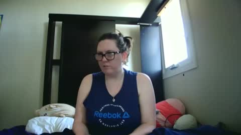 Snapshot of fuzzypeaches87 chatting on 04.26.26 fuzzypeaches87 online show from 04.26.26
