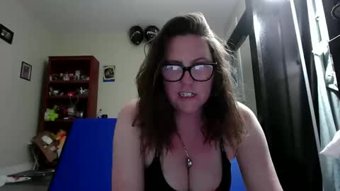 Snapshot of fuzzypeaches87 chatting on 05.19.26 fuzzypeaches87 online show from 05.19.26