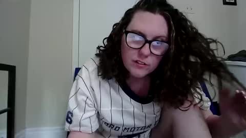 Snapshot of fuzzypeaches87 chatting on 06.01.26 fuzzypeaches87 online show from 06.01.26