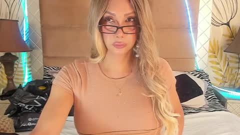 Snapshot of gaticahotts chatting on 12.01.24 melanny villa online show from 12.01.24