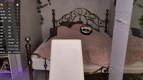 Snapshot of ghost_girlyy chatting on 05.30.26 violeta online show from 05.30.26